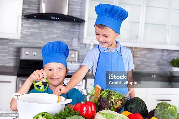 Irmãos Feliz Cozinhar Juntos - Fotografias de stock e mais imagens de 4-5 Anos - 4-5 Anos, Adulto, Afazeres Domésticos