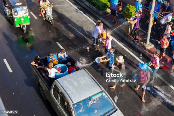 Songkran Festival Da Água Em Banguecoque Tailândia - Fotografias de stock e mais imagens de Ano Novo Budista