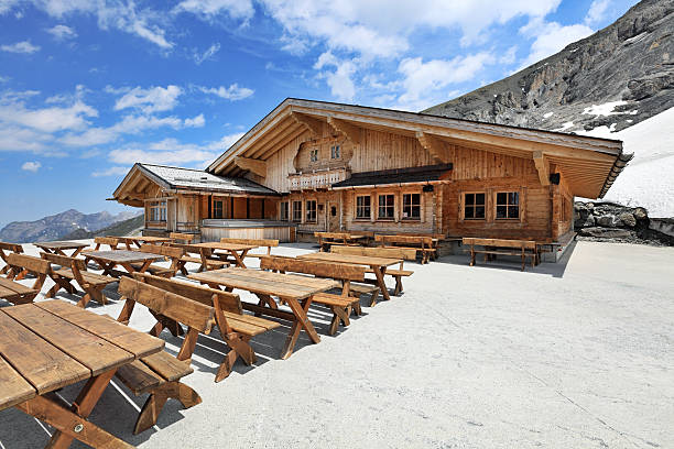 restaurante a las montañas, alpes suizos - many glacier hotel fotografías e imágenes de stock