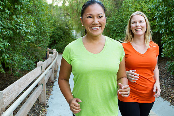 mulher caminhando - friendship women two people exercising - fotografias e filmes do acervo