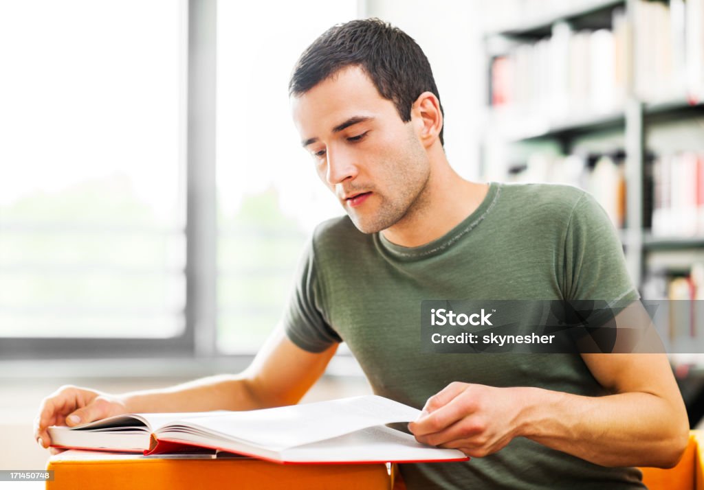 Männliche Schüler studieren in der Bibliothek. - Lizenzfrei Akademisches Lernen Stock-Foto