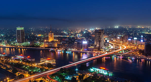 horizonte de la ciudad de el cairo al atardecer - ciudades capitales fotos fotografías e imágenes de stock