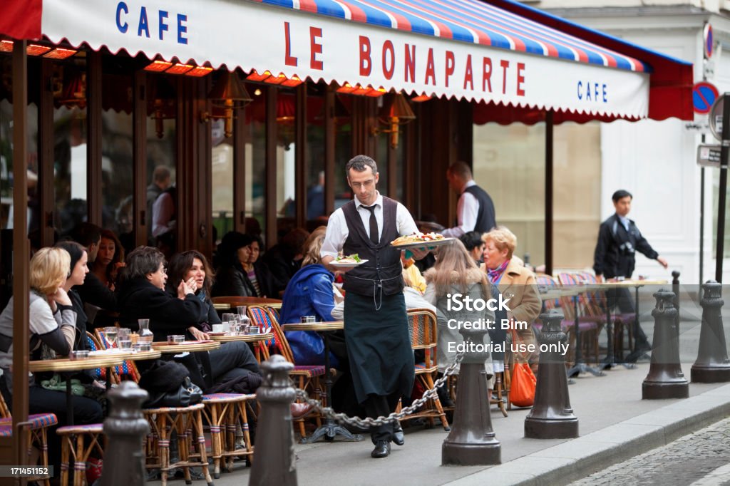 웨이터 제공량의 음식, 카페 르 보나파르트, 생 제르맹, 파리, 프랑스 - Royalty-free Paris - França Foto de stock