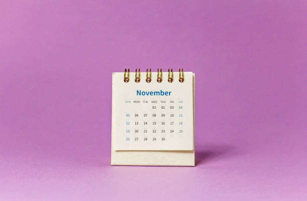 calendario de escritorio para noviembre de 2023 sobre la mesa. calendario de planificación y gestión. - calendar time deadline autumn fotografías e imágenes de stock