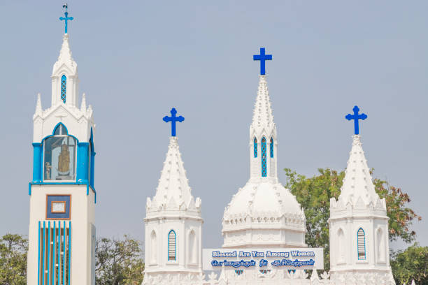 alte velankanni-kirche südindien, tank unserer lieben frau.gegrüßet seist du heilige königin kirche heilige jungfrau maria diese katholische kirche befindet sich an der küste von nagapattinam - hail mary stock-fotos und bilder