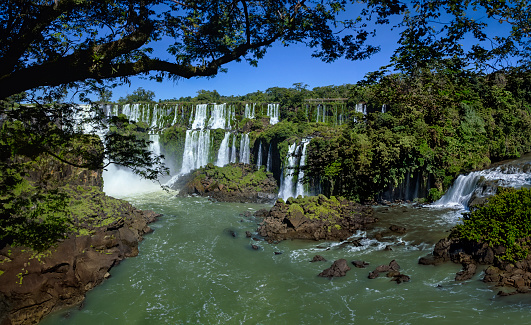 Declared a world heritage in 1984, this marvel of nature with 275 waterfalls formed by the Iguazu River between Brazil and Argentina represents the largest set of waterfalls in the world. Its biggest drop known as the Devil's Throat, reaches approximately 150 meters wide and 80 meters high.