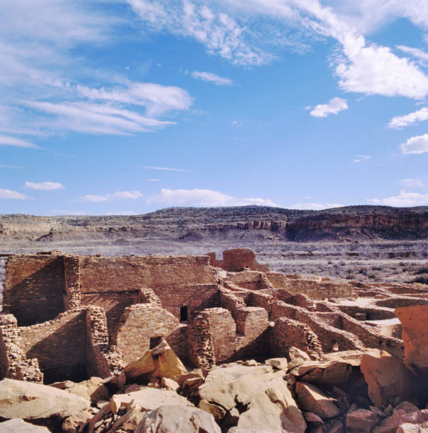 vue d’ensemble de pueblo bonito, ruines indiennes anasazi - american culture usa history anasazi photos et images de collection