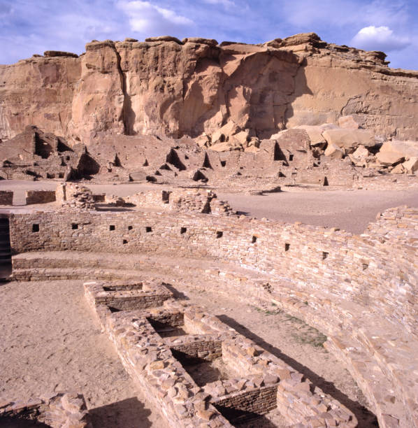 détail d’une kiva à pueblo bonito, ruines indiennes anasazi - american culture usa history anasazi photos et images de collection