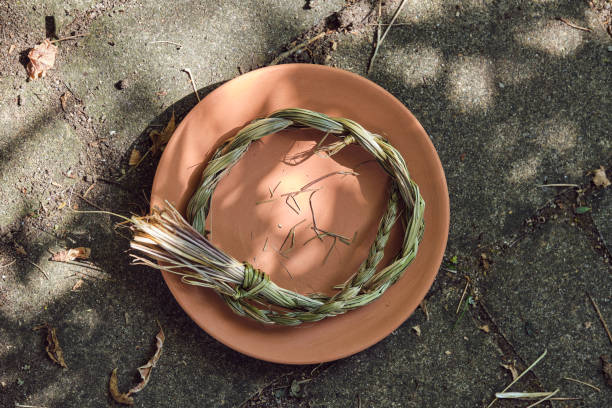 коса из сладкой травы на глиняной тарелке - sweet grass фотографии стоковые фото и изображения