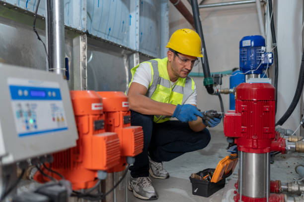 lavoratore maschio che installa il sistema di stoccaggio dell'acqua - pipe power station valve water foto e immagini stock