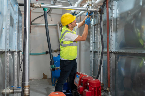 lavoratore maschio che installa il sistema di stoccaggio dell'acqua - water heater boiler water pipe basement foto e immagini stock