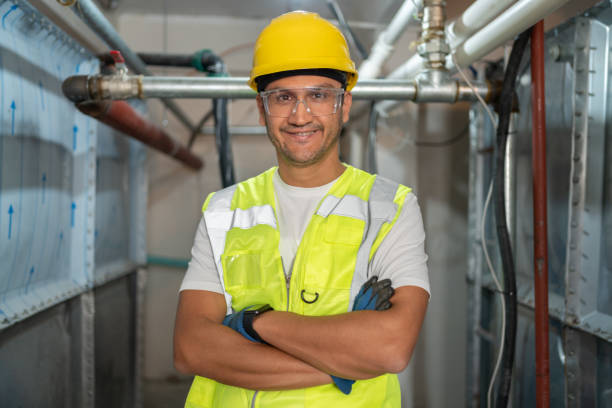 ritratto di operaio maschio che installa il sistema di stoccaggio dell'acqua - water heater boiler water pipe basement foto e immagini stock
