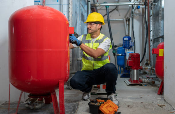 lavoratore maschio che installa il sistema di stoccaggio dell'acqua - pipe power station valve water foto e immagini stock