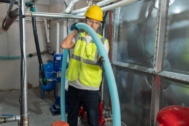 lavoratore maschio che installa il sistema di stoccaggio dell'acqua - pipe power station valve water foto e immagini stock
