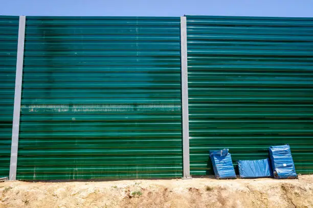 Installation of a wall and barrier against the noise of intense traffic on the roads that cross inhabited areas.