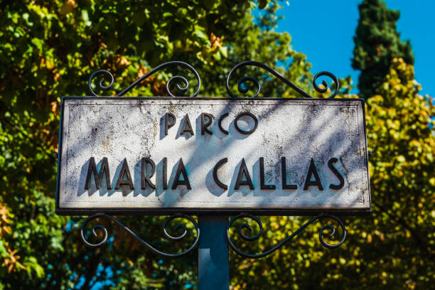 plakat z nazwą parku maria callas w sirmione. - callas zdjęcia i obrazy z banku zdjęć