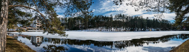 paesaggio invernale con un bellissimo riflesso nel lago - forest landscape pine tree snow foto e immagini stock