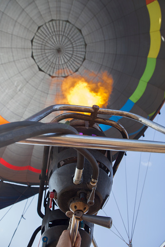 Motore della mongolfiera. Il compito di riscaldare l'aria all'interno del pallone per far volare la mongolfiera spetta al bruciatore