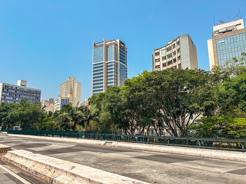 Elevado Minhocão in São Paulo, space for walking between the buildings