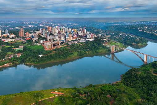 Vista aérea de la ciudad paraguaya de Ciudad del Este y el Puente de la Amistad, que conecta Paraguay y Brasil a través de la frontera sobre el río Paraná. photo