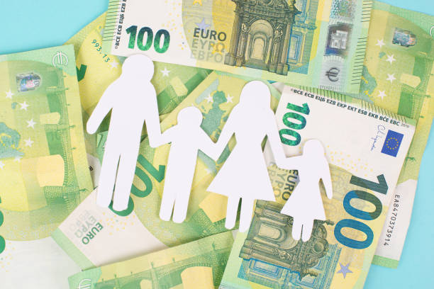 Basic child benefit, family and money, Euro banknotes, new regulation against poverty in Germany, social issue Basic child benefit, family and money, Euro banknotes, new regulation against poverty in Germany, social issue family dependency mother family with two children stock pictures, royalty-free photos & images