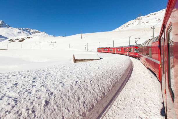 red swiss express en el bernina pass, foto de temporada de invierno, pontresina - tirano, suiza - st moritz engadine landscape village fotografías e imágenes de stock