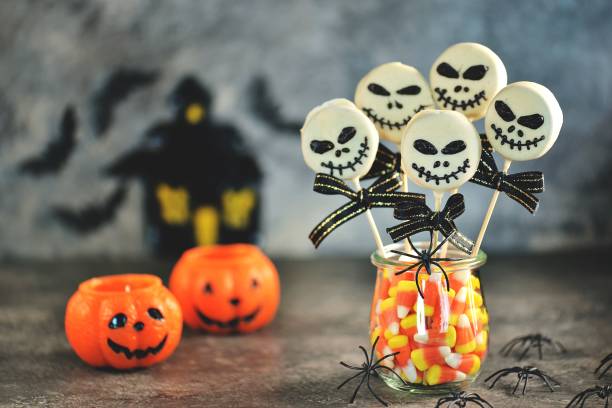 istock Halloween cake pops skeletons with white chocolate. 1715143368
