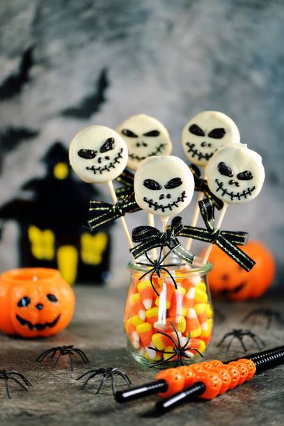 istock Halloween cake pops skeletons with white chocolate. 1715144466