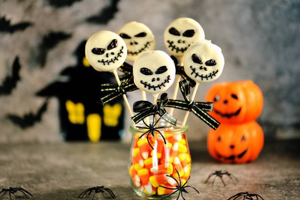 istock Halloween cake pops skeletons with white chocolate. 1715145310