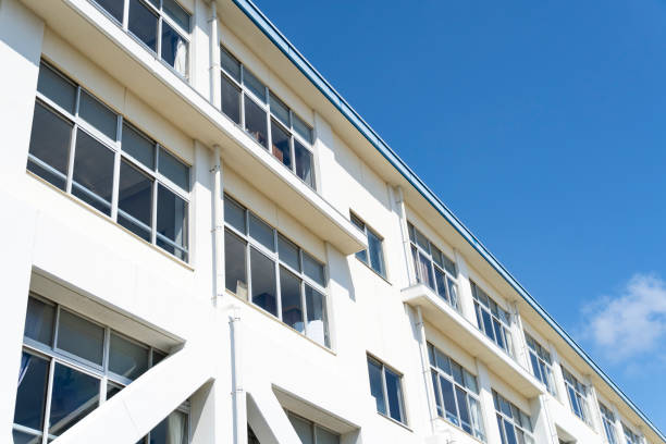 blauer himmel und schulgebäude - junior high stock-fotos und bilder
