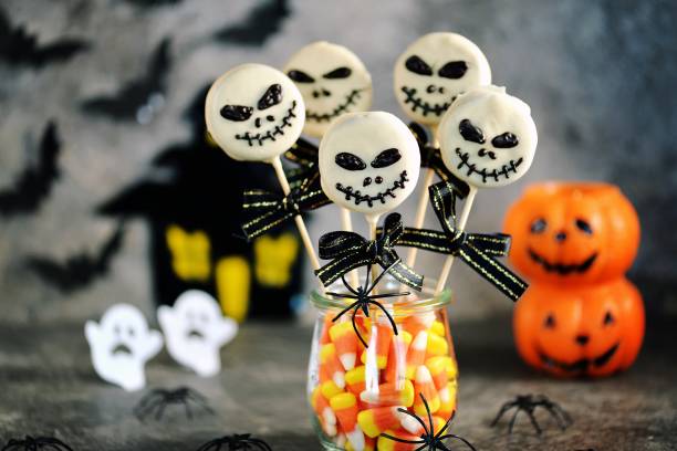istock Halloween cake pops skeletons with white chocolate. 1715145593