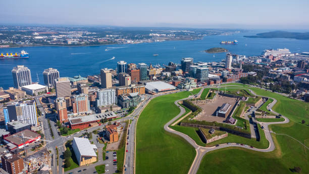 vista aérea da cidade de halifax, sítio histórico da cidadela, nova escócia, canadá - military building - fotografias e filmes do acervo