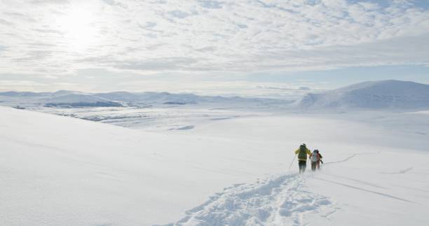 equipe de caminhada de sapatos de neve nas montanhas em um belo dia ensolarado no inverno - men on top of climbing mountain - fotografias e filmes do acervo