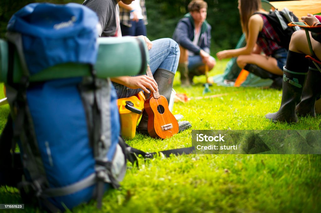 Adolescentes haciendo camp - Foto de stock de Festival de música libre de derechos