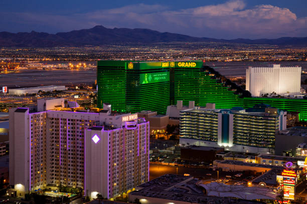 mgm resort hotel grand e casino ao pôr do sol - las vegas metropolitan area hotel built structure tourist resort imagens e fotografias de stock