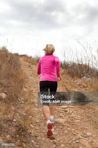 Photo libre de droit de Course En Haut De La Colline banque d'images et plus d'images libres de droit de Cross-country - Cross-country, Femmes, Qui monte