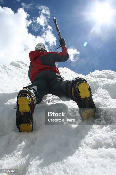 Escalador De Hielo Foto de stock y más banco de imágenes de Escalada sobre hielo - Escalada sobre hielo, Hacha, Actividad