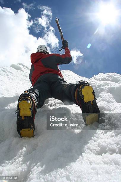 Alpinista De Gelo - Fotografias de stock e mais imagens de Escalar no Gelo - Escalar no Gelo, Machado, Adulto