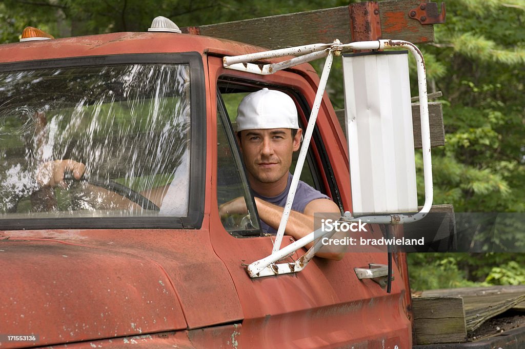 Gut aussehender junger Mann in einem LKW - Lizenzfrei Lastwagenfahrer Stock-Foto