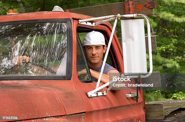 Gut Aussehender Junger Mann In Einem Lkw Stockfoto und mehr Bilder von Lastwagenfahrer - Lastwagenfahrer, Kleinlastwagen, Schweres Nutzfahrzeug