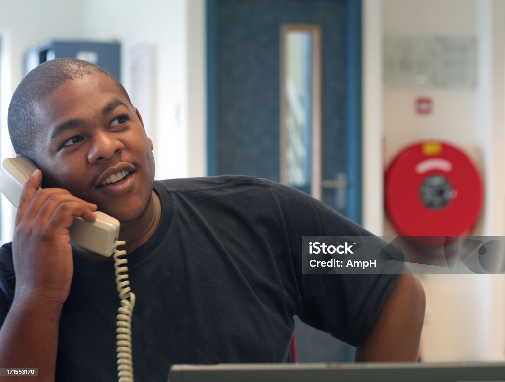 Afro amerikanische Mann am Telefon an einen laptop - Lizenzfrei Afrikanischer Abstammung Stock-Foto