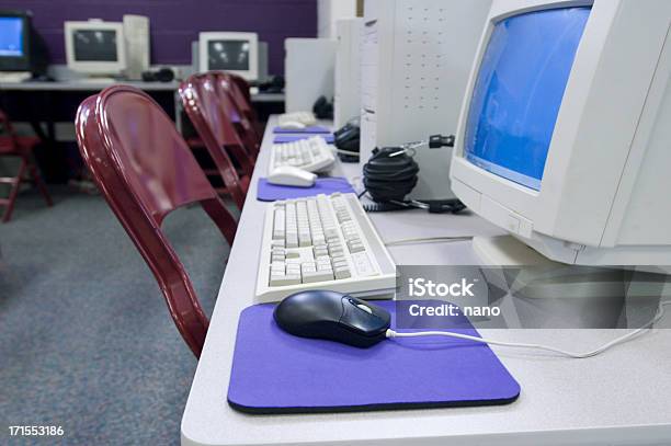 Biblioteca Estaciones De Trabajo Foto de stock y más banco de imágenes de Aprender - Aprender, Asiento, Biblioteca