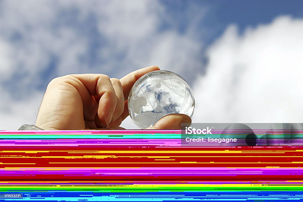 Freunde spielen mit einem Globus-ball - Lizenzfrei Frauen Stock-Foto