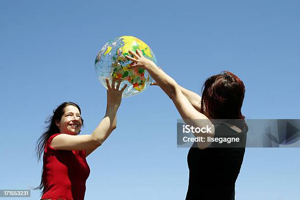 Amigos Brincando Com Um Globo De Bola - Fotografias de stock e mais imagens de Céu claro - Céu claro, Mulheres, Segurar