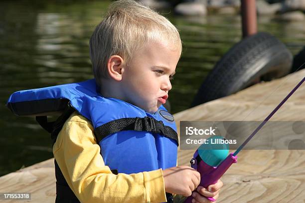 Serie Lovinpesca - Fotografie stock e altre immagini di Bambino - Bambino, Darsena, Giacca di salvataggio