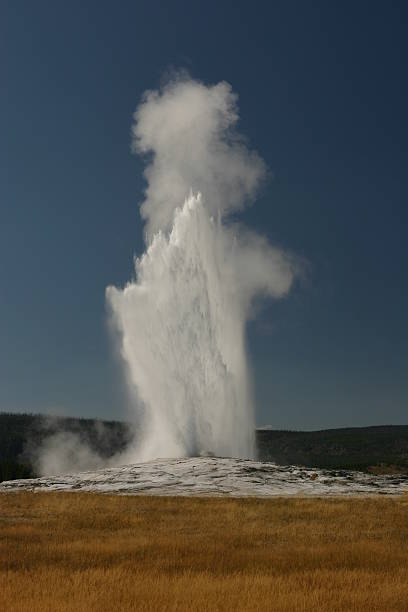 old faithful - reliability old old faithful famous place - fotografias e filmes do acervo