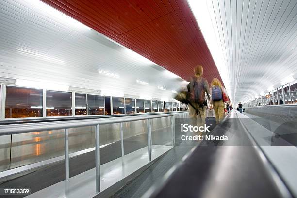 Tunelprzejście - zdjęcia stockowe i więcej obrazów Pracownik dojeżdżający do pracy - Pracownik dojeżdżający do pracy, Spacerować, Znikający punkt