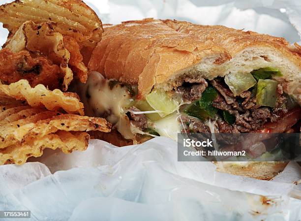 Empada De Carne E Queijo Com Chips - Fotografias de stock e mais imagens de Alimentação Não-saudável - Alimentação Não-saudável, Almoço, Batata Frita de Pacote