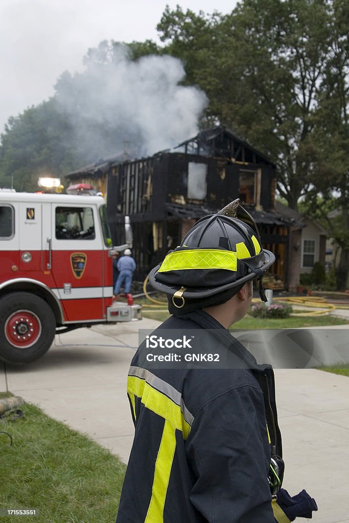 Bombeiro observa queimadas house - Royalty-free Experiência científica Foto de stock