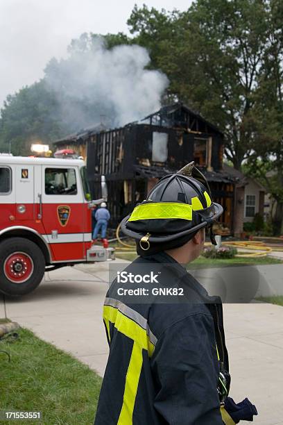 Bombeiro Observa Queimadas House - Fotografias de stock e mais imagens de Experiência científica - Experiência científica, Exploração, Incêndio